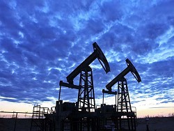 Нефть подешевела на ожидании данных о запасах топлива в США