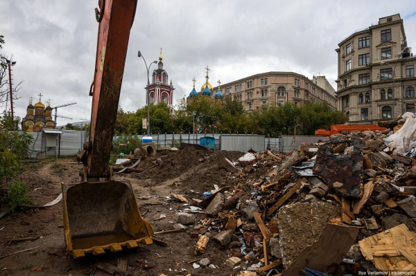 На этом месте на улице Варварка должна появиться гостиница. До Кремля и Красной площади – 3 минуты неспешным шагом