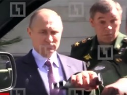Песков рассказал о судьбе оторванной при Путине ручки "Патриота"