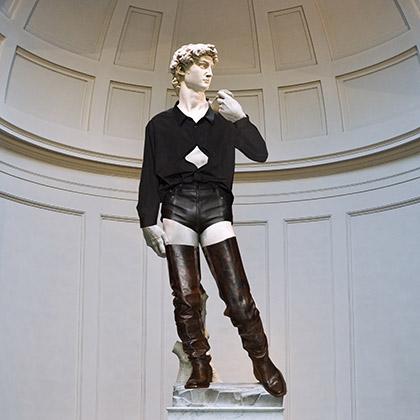 Блогеры из США предложили одеть копию статуи Давида в кожаные шорты