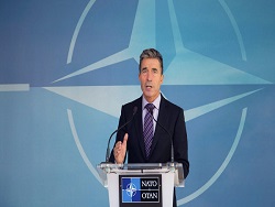 Экс-генсек НАТО заявил о готовности предоставить Киеву летальное оружие