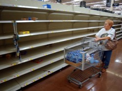 Венесуэльцы из США отправляют своим родственникам предметы первой необходимости