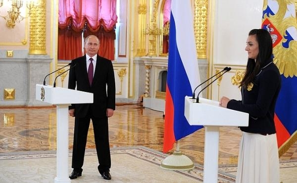 "У нас отобрали мечту": Исинбаева расплакалась на встрече с Путиным